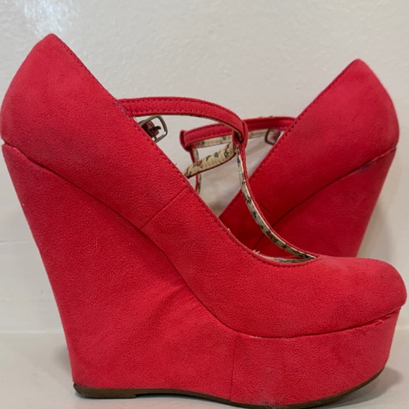 Bordello Women's Vibrant pink T-Strap Heels - Picture 4 of 10